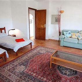 5 Bedroom Villa with Pool in Macher, Sleeps 10